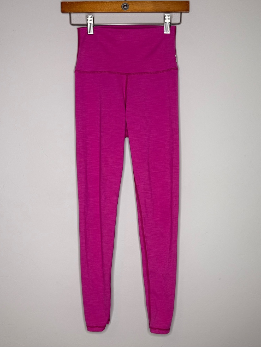 Barre3 magenta ribbed leggings ankle length size small